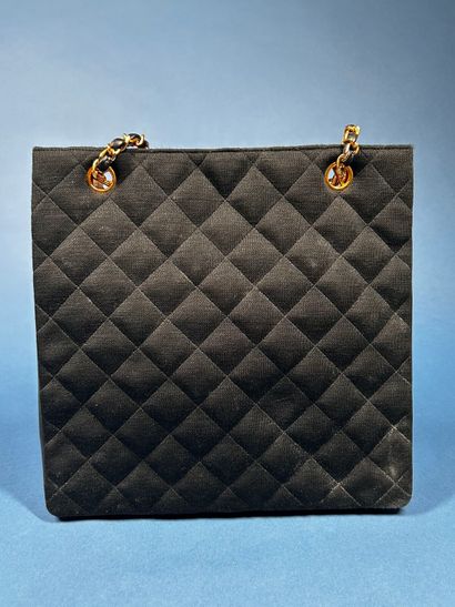 CHANEL 
Sac haut en jersey matelassé et cuir...