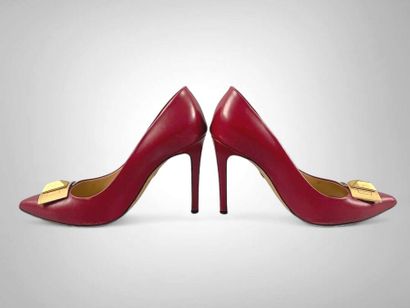EMILIO PUCCI
Paire d'escarpins en cuir rouge...