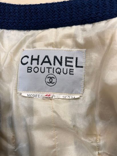 CHANEL Boutique
Two-tone tweed suit in navy...