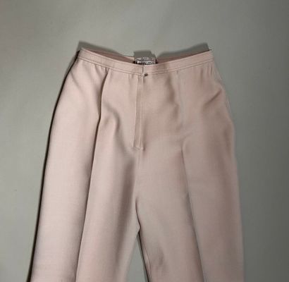 COURRÈGES Paris 
Tailleur pantalon en gabardine...