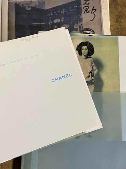 [CHANEL]
Lot de 7 dossiers de presses et...