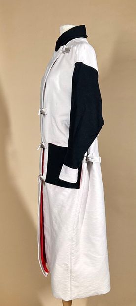 COURRÈGES Paris 
Manteau bicolore blanc/noir...