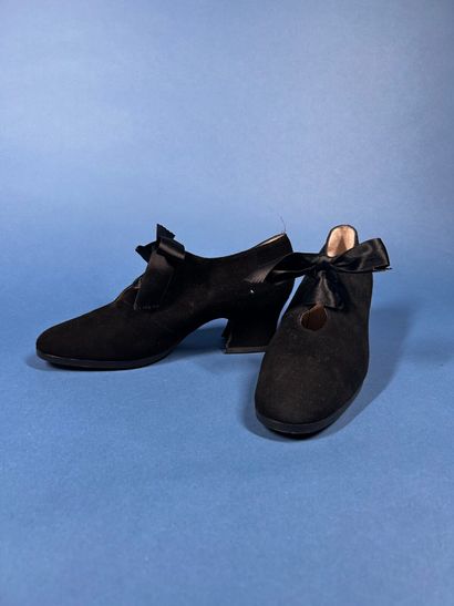 YVES SAINT LAURENT 
Paire de richelieu en...