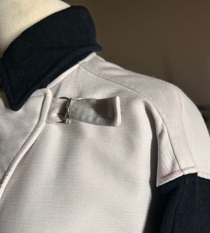 COURRÈGES Paris 
Manteau bicolore blanc/noir...