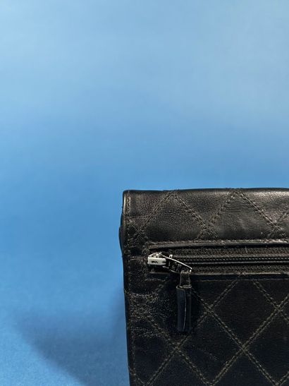CHANEL 
Portefeuille en cuir matelassé noir...