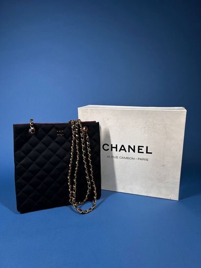 CHANEL 
Sac haut en jersey matelassé et cuir...