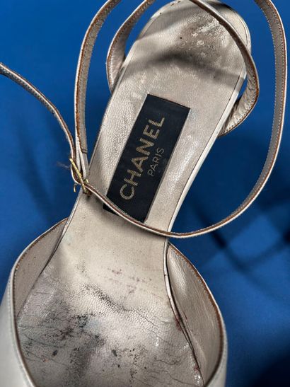 CHANEL 
Réunion de deux paires d'escarpins,...