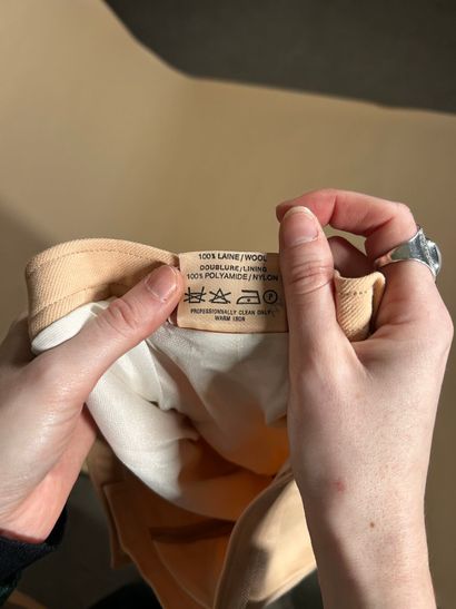 COURRÈGES Paris 
Tailleur pantalon en gabardine...