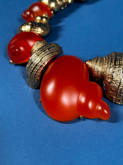 CHRISTIAN DIOR Parfum 
Large shell necklace...