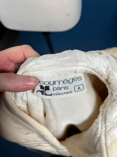 COURRÈGES Paris
Longue cape en gabardine...
