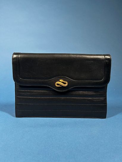 CHANEL Prototype 
Sac pochette en cuir marine...