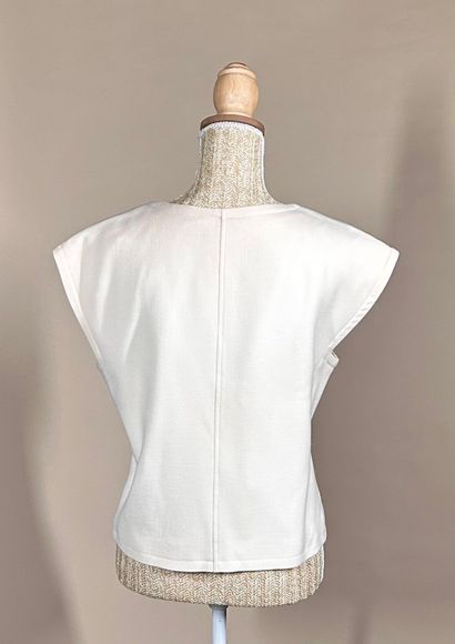COURRÈGES Paris 
Réunion de deux gilets sans...