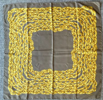 CHANEL 
Carrée en twill de soie à décor de...