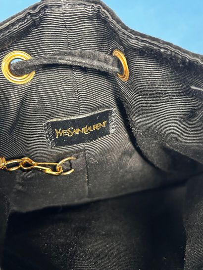 YVES SAINT LAURENT 
Petit sac sceau en daim...