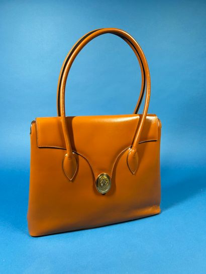 NINA RICCI 
Sac porté épaule en cuir beige,...