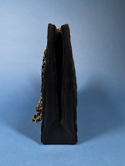 CHANEL 
Sac haut en jersey matelassé et cuir...