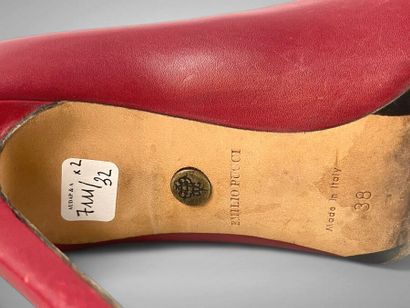 EMILIO PUCCI
Paire d'escarpins en cuir rouge...