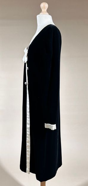 JEAN PATOU 
Robe manteau en velours noir...