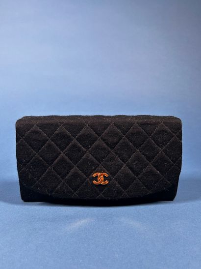 CHANEL. 
Pochette en jersey matelassée noire...