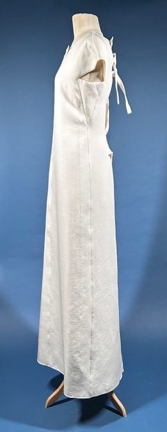 COURRÈGES 
Robe longue blanche à encolure...