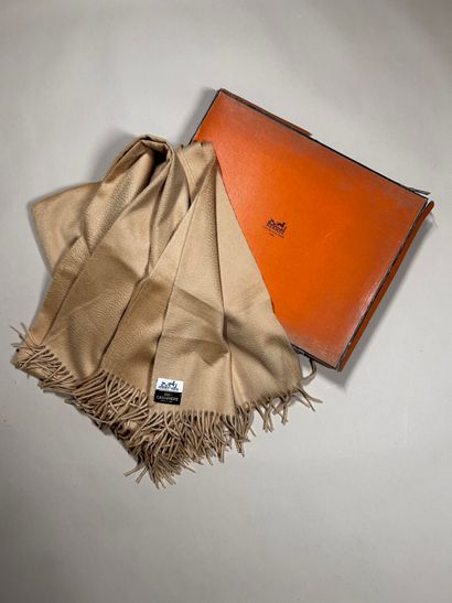 HERMÈS PARIS 
Plaid en cachemire jaune moutarde...