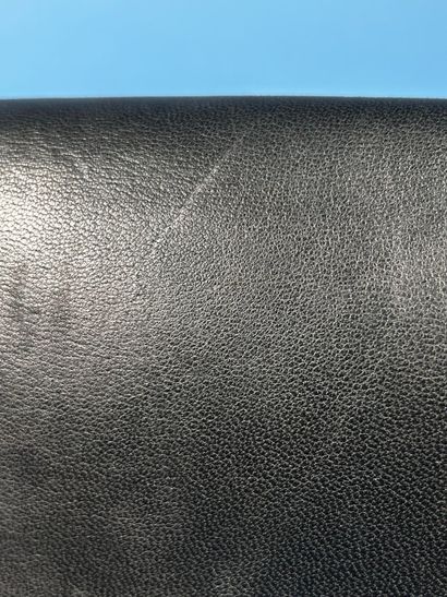 CHANEL Prototype 
Sac pochette en cuir marine...