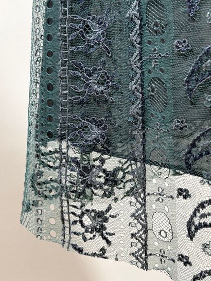 CHRISTIAN LACROIX. 
Jupe droite aux genoux,...