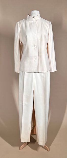 COURRÈGES Paris 
Tailleur en gabardine de...