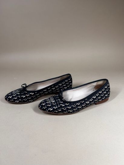 CHANEL 
Paire de ballerines en coton noir...