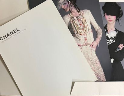 [CHANEL]
Lot de 7 dossiers de presses et...