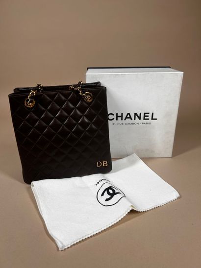 CHANEL 
Petit sac haut en cuir matelassé...