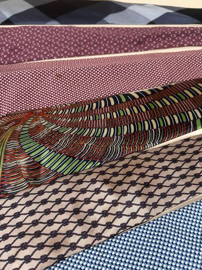 CHANEL 
Lot de cinq cravates en soie imprimées...