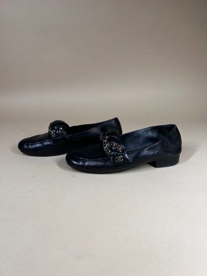 CHANEL 
Paire de mocassins en cuir noir souple,...