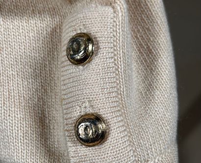 CHANEL 
Cardigan en cachemire beige saumoné...