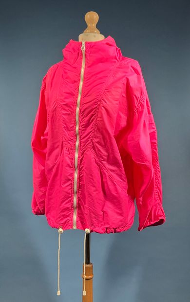 COURRÈGES 
Blouson rose fluo à capuche portant...