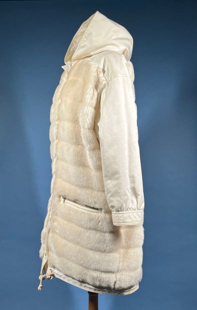 COURRÈGES Paris
Manteau en gabardine de coton...