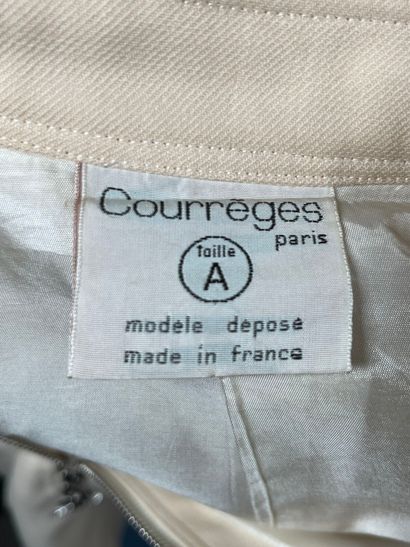 COURRÈGES 
Coupe vent en gabardine de laine...