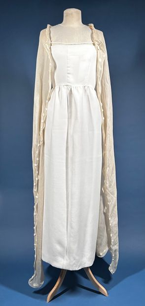 COURRÈGES Paris 
Lot composé d'une robe longue...