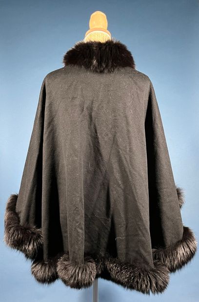 ANONYMOUS 
Short cape in black cashmere trimmed...