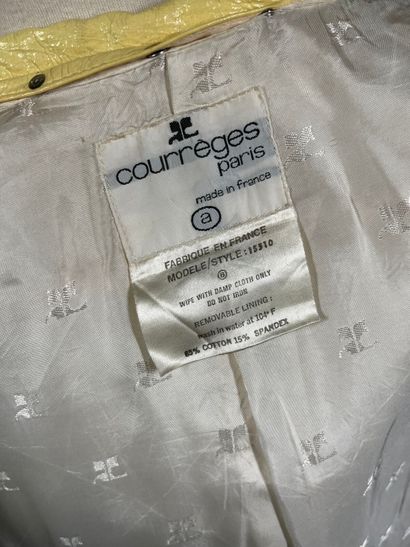 COURRÈGES Paris 
Manteau en vinyle jaune...