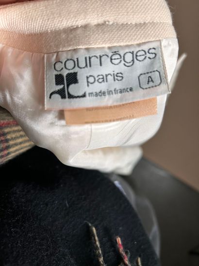 COURRÈGES Paris 
Réunion de deux gilets sans...