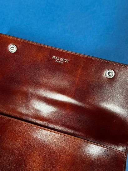 JEAN PATOU 
Pochette enveloppe en cuir tabac...