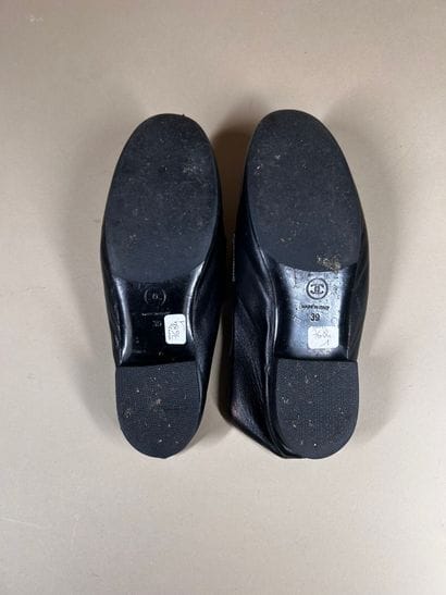 CHANEL 
Paire de mocassins en cuir noir souple,...