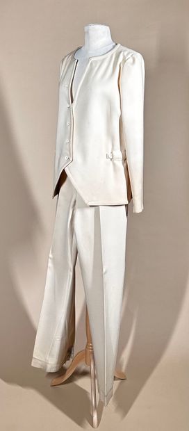 COURRÈGES Paris 
Tailleur en gabardine de...