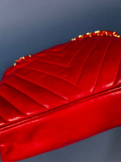 CHANEL 
Red chevron quilted leather bag,...