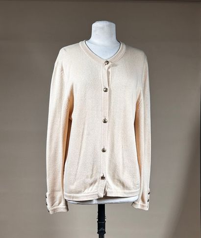 CHANEL 
Cardigan en cachemire beige saumoné...