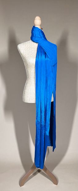 PLEATS PLEASE par ISSEY MIYAKE 
Grande écharpe...