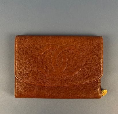 CHANEL 
Portefeuille en cuir caviar marron,...