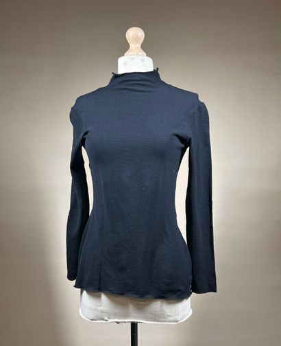 KARL LAGERFELD 
Ensemble de trois tops en...