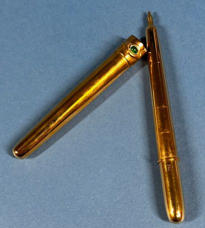 YVES SAINT LAURENT 
Petit stylo de forme...
